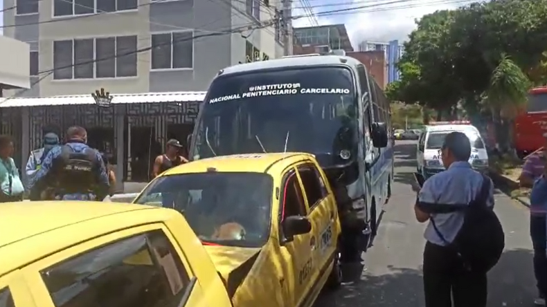 Bus del INPEC generó choque múltiple en Ibagué