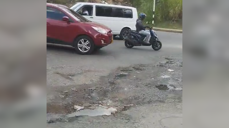 Filtración de agua en El Topacio evidencia abandono vial en Ibagué Filtración de agua en El Topacio evidencia abandono vial en Ibagué