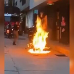 Mujer quemó la moto de su expareja en un presunto acto de venganza