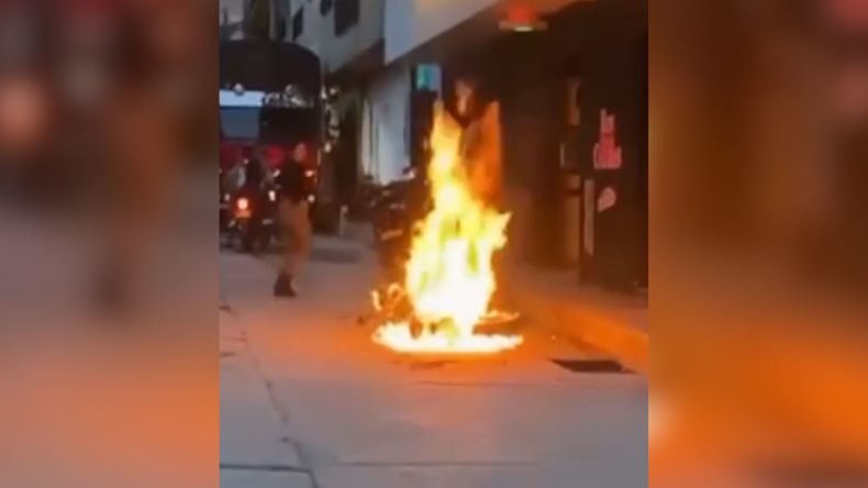 Mujer quemó la moto de su expareja en un presunto acto de venganza Mujer quemó la moto de su expareja en un presunto acto de venganza