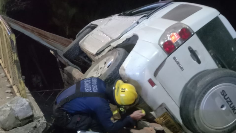 Caída de camioneta causó daños significativos en viviendas de la avenida Guabinal Caída de camioneta causó daños significativos en viviendas de la avenida Guabinal