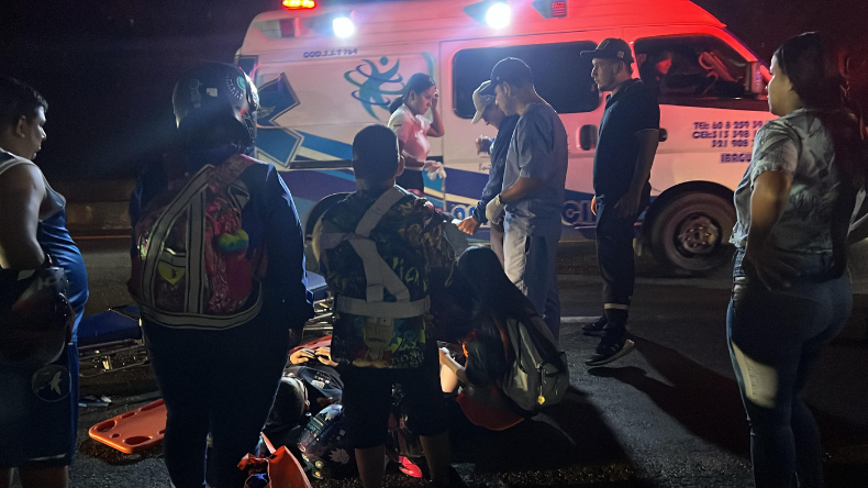 Pareja sufrió accidente por vacas en el Puente de la Variante Pareja sufrió accidente por vacas en el Puente de la Variante