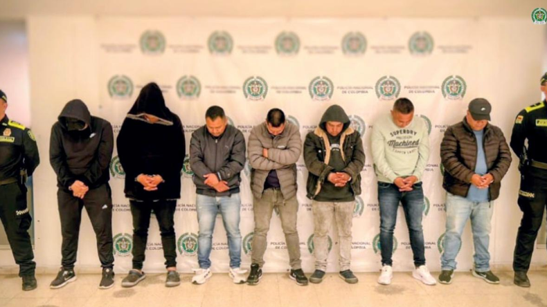 Desmantelan red que cobraba a migrantes por permisos falsos