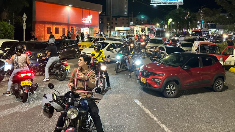 Conductores de plataformas bloquean de nuevo la calle 60 en Ibagué