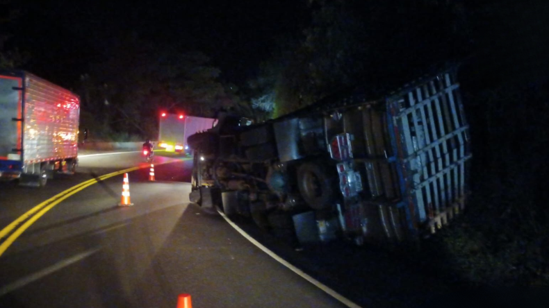 Volcamiento de camión restringe tránsito en la vía Cajamarca – Ibagué Volcamiento de camión restringe tránsito en la vía Cajamarca – Ibagué