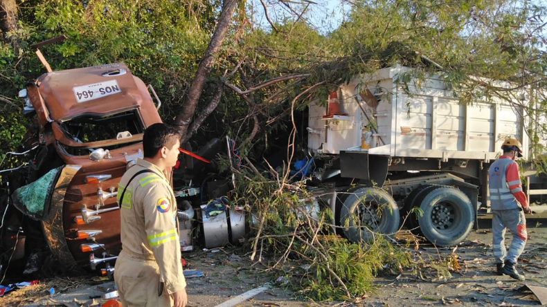 Un muerto y varios heridos tras grave accidente en la vía al Guamo