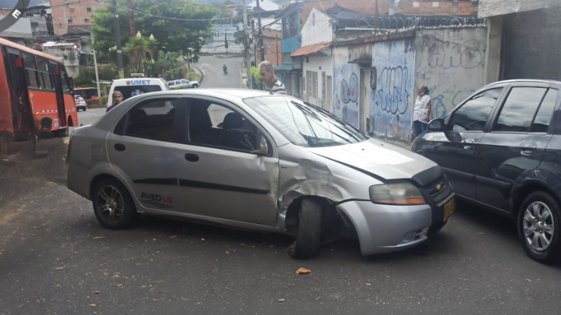 Estudiante al volante casi causa tragedia en la Guabinal Estudiante al volante casi causa tragedia en la Guabinal