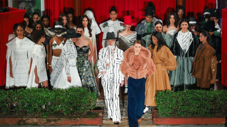 Carlos Polite abrió IN&M 2025 con un desfile que unió moda, arte y música Carlos Polite abrió IN&M 2025 con un desfile que unió moda, arte y música