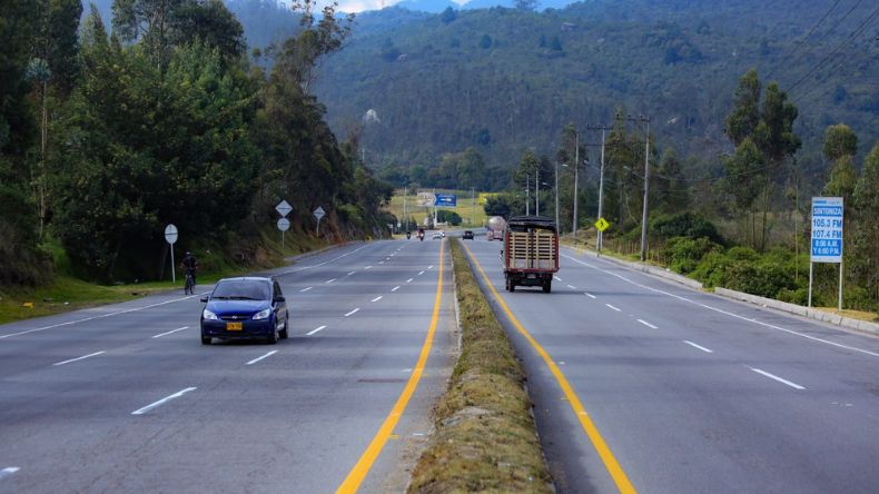 Restricción a vehículos de carga pesada en la vía Bogotá – Girardot Restricción a vehículos de carga pesada en la vía Bogotá – Girardot