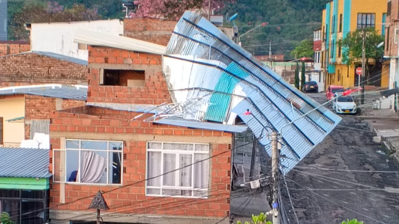Vientos huracanados sacudieron Ibagué: casas destechadas y árboles caídos Vientos huracanados sacudieron Ibagué: casas destechadas y árboles caídos