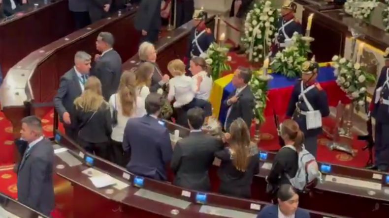 Emotivo abrazo de Alejandro, hijo de Miguel Uribe, a su abuelo en la cámara ardiente Emotivo abrazo de Alejandro, hijo de Miguel Uribe, a su abuelo en la cámara ardiente