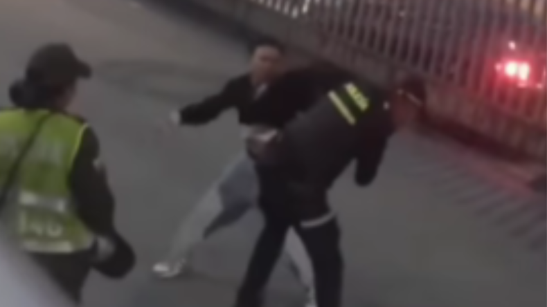 Hombre agredió a patrullero en estación de Transmilenio Hombre agredió a patrullero en estación de Transmilenio