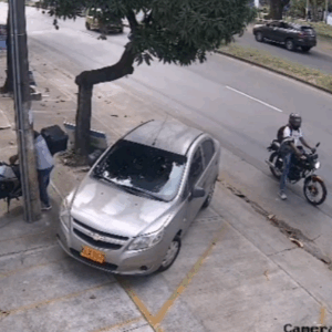 Delincuentes roban partes de una moto en segundos en Ibagué