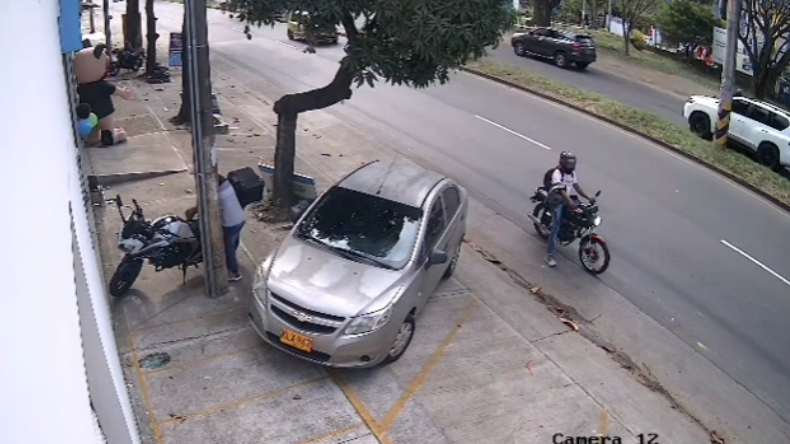 Delincuentes roban partes de una moto en segundos en Ibagué Delincuentes roban partes de una moto en segundos en Ibagué