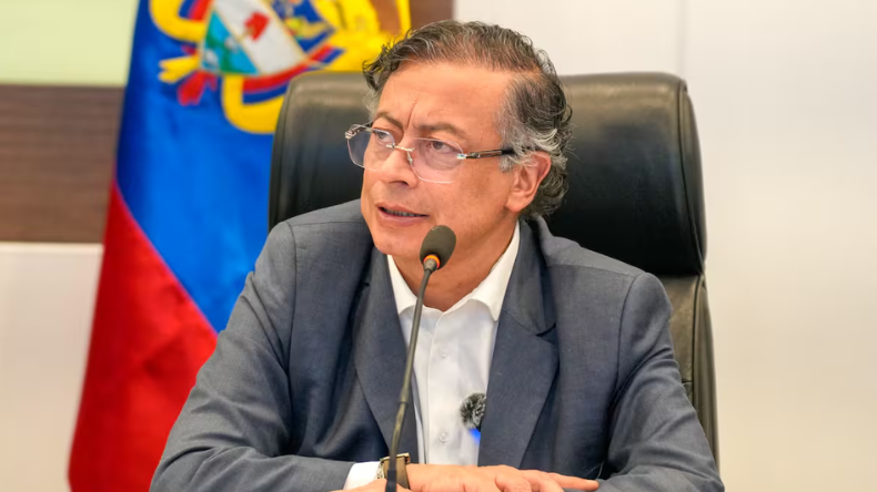 Petro dice que gracias a él los empresarios son más ricos, no le dan las “gracias” y le gritan “fuera” Petro dice que gracias a él los empresarios son más ricos, no le dan las “gracias” y le gritan “fuera”