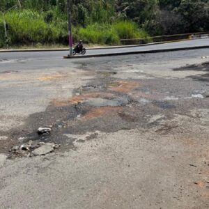Fuga de agua potable en El Topacio deteriora la vía y aumenta riesgos de accidentes Fuga de agua potable en El Topacio deteriora la vía y aumenta riesgos de accidentes