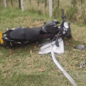 Pareja de motociclistas resultó herida tras accidente en la variante de Ibagué Pareja de motociclistas resultó herida tras accidente en la variante de Ibagué