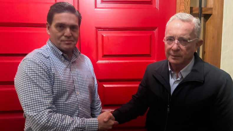 Uribe sorprende con una fotografía con el exministro Juan Carlos Pinzón: ¿le abre la puerta del CD? Uribe sorprende con una fotografía con el exministro Juan Carlos Pinzón: ¿le abre la puerta del CD?