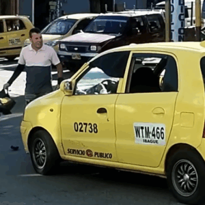 Taxista le tiró el carro encima a un motociclista en Ibagué