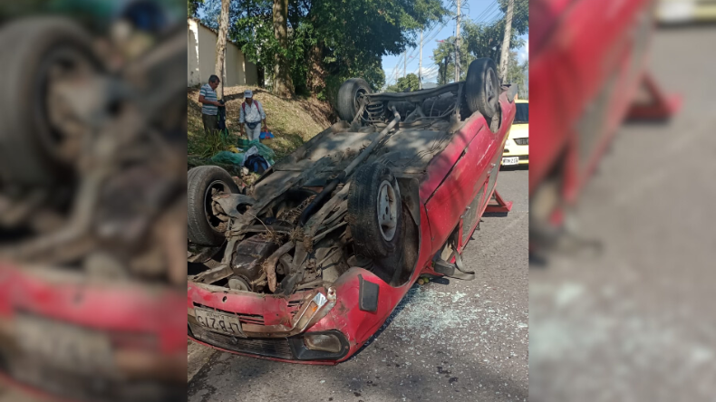 Vehículo se volcó en la avenida Mirolindo de Ibagué Vehículo se volcó en la avenida Mirolindo de Ibagué