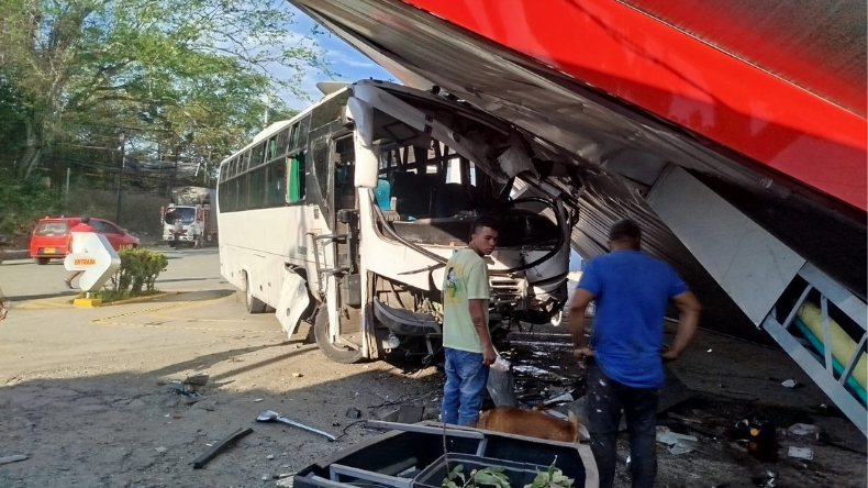 Bus chocó contra estación de servicio en Coyaima Bus chocó contra estación de servicio en Coyaima