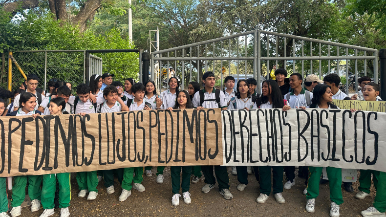 Estudiantes del colegio de Buenos Aires protestan por falta de agua y deficiencias en infraestructura Estudiantes del colegio de Buenos Aires protestan por falta de agua y deficiencias en infraestructura