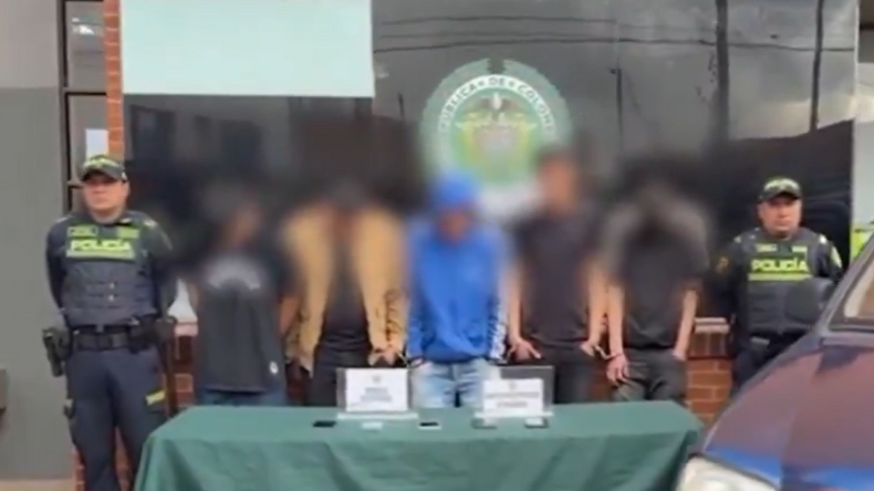 Hurtaron un vehículo y en una persecución por la Policía fueron capturados Hurtaron un vehículo y en una persecución por la Policía fueron capturados