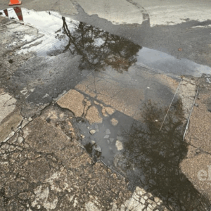 Fuga de agua en Cádiz completa una semana sin atención del IBAL