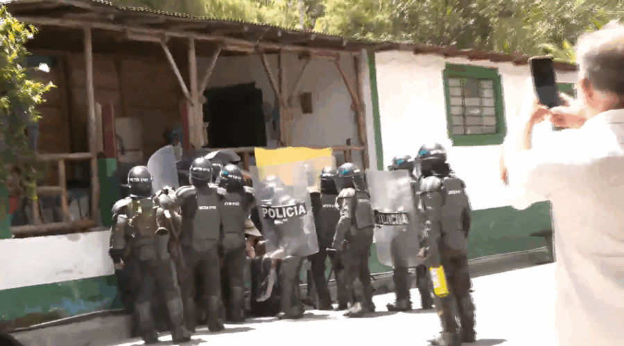 Dos familias fueron desalojadas en Villa Restrepo por orden judicial Dos familias fueron desalojadas en Villa Restrepo por orden judicial