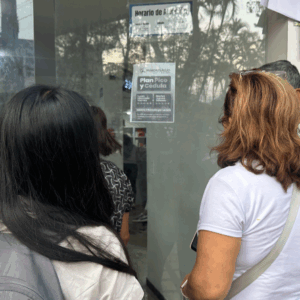 Usuarios esperan más de ocho horas para recibir medicamentos