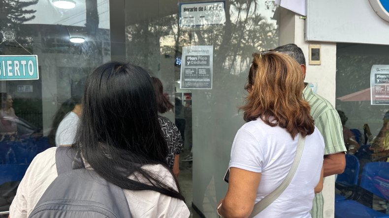 Usuarios esperan más de ocho horas para recibir medicamentos Usuarios esperan más de ocho horas para recibir medicamentos