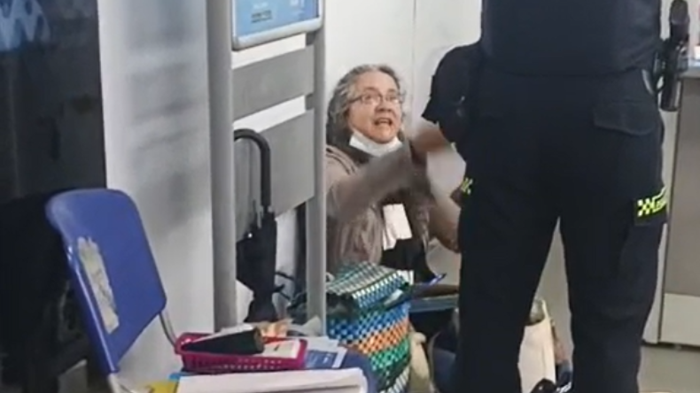 Mujer se encadenó en la sede de la Nueva EPS en Ibagué Mujer se encadenó en la sede de la Nueva EPS en Ibagué