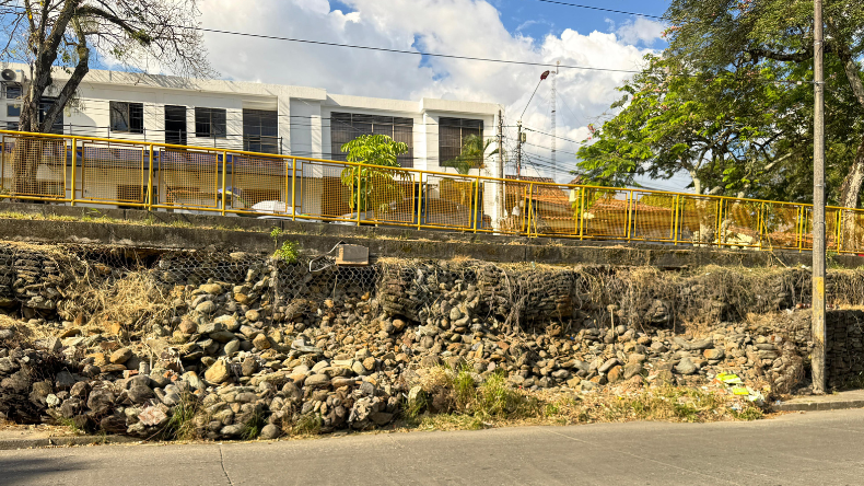 Cuatro años de promesas y el muro sigue en ruinas Cuatro años de promesas y el muro sigue en ruinas