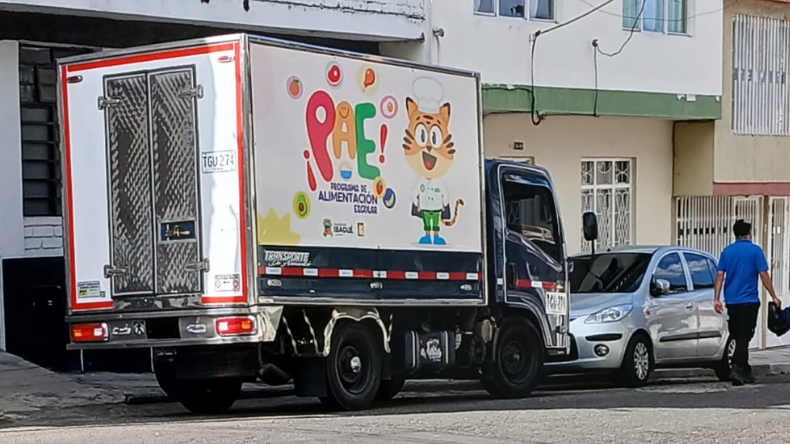 Exigen al contratista del PAE retirar logos de vehículos tras denuncia de EL OLFATO Exigen al contratista del PAE retirar logos de vehículos tras denuncia de EL OLFATO