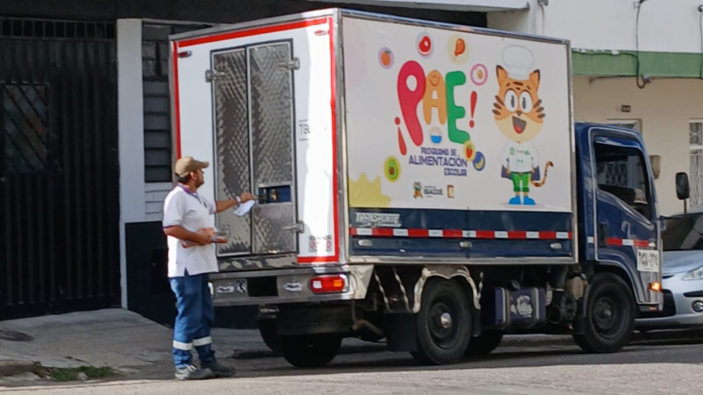 Reportan camioneta del PAE por transportar alimentos a una tienda en Versalles Reportan camioneta del PAE por transportar alimentos a una tienda en Versalles