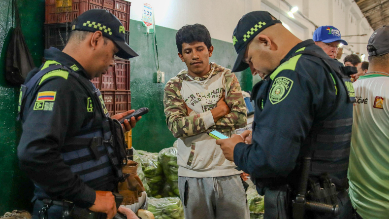 Se impusieron dos sanciones por porte de arma blanca y residuos mal dispuestos en la plaza de la 21 Se impusieron dos sanciones por porte de arma blanca y residuos mal dispuestos en la plaza de la 21