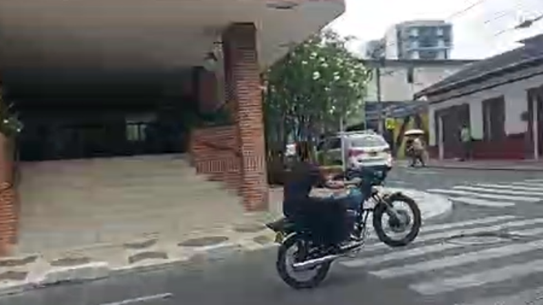 Barbero genera peligro en Ibagué realizando maniobras peligrosas en su moto Barbero genera peligro en Ibagué realizando maniobras peligrosas en su moto