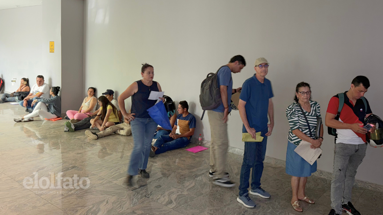 Usuarios de la Nueva EPS en Ibagué deben esperar horas en el suelo para ser atendidos Usuarios de la Nueva EPS en Ibagué deben esperar horas en el suelo para ser atendidos