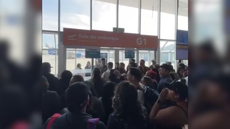 Pasajeros protestan por cancelaciones de vuelos en El Dorado Pasajeros protestan por cancelaciones de vuelos en El Dorado