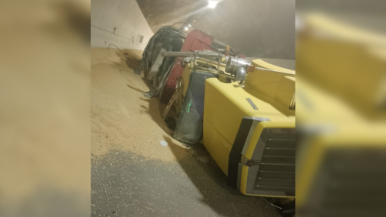 Cierre total en la vía Ibagué–Calarcá por volcamiento de tractocamión Cierre total en la vía Ibagué–Calarcá por volcamiento de tractocamión