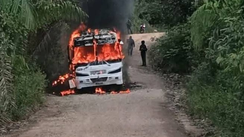 Quemaron un bus que cubría la ruta Ibagué – Roncesvalles Quemaron un bus que cubría la ruta Ibagué – Roncesvalles