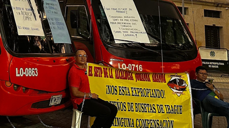 Transportadores encadenados frente a la Alcaldía deben millones al operador Transportadores encadenados frente a la Alcaldía deben millones al operador