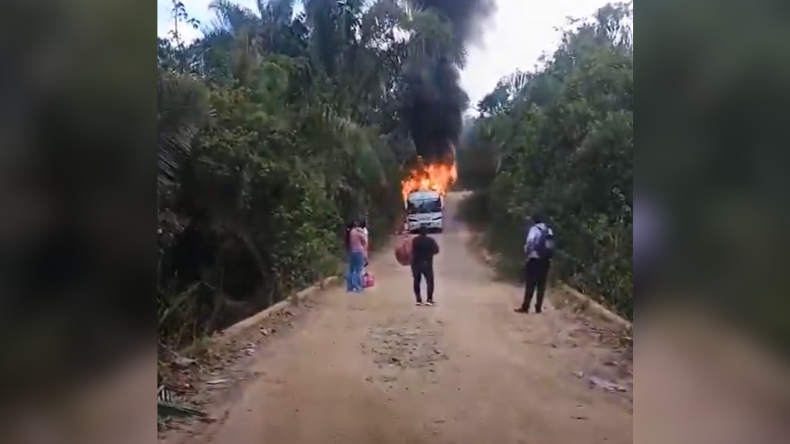 Por no pagar extorsión habrían quemado bus en la vía de Rovira Por no pagar extorsión habrían quemado bus en la vía de Rovira