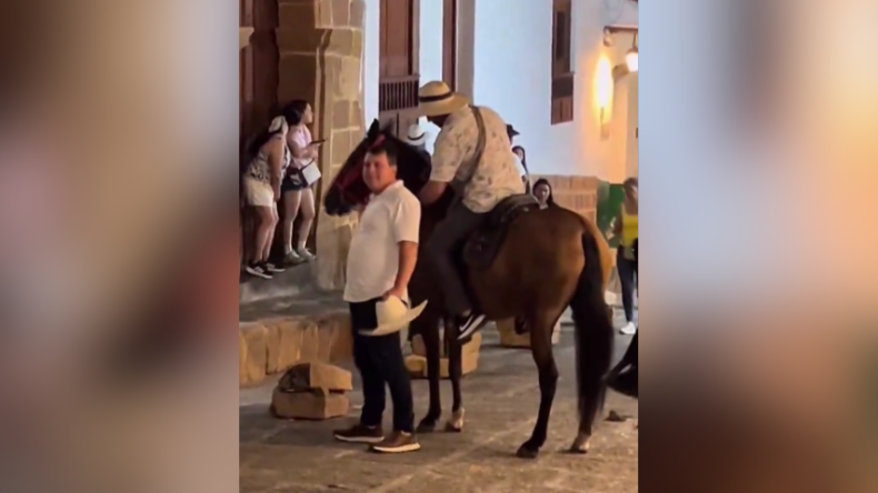 Ciudadanos detienen cabalgata con personas en estado de embriaguez Ciudadanos detienen cabalgata con personas en estado de embriaguez