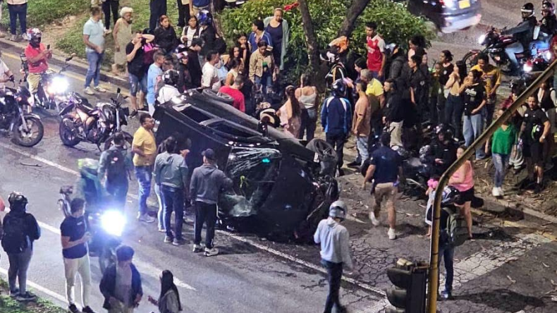Un vehículo se volcó en la avenida Pedro Tafur y dejó un herido Un vehículo se volcó en la avenida Pedro Tafur y dejó un herido