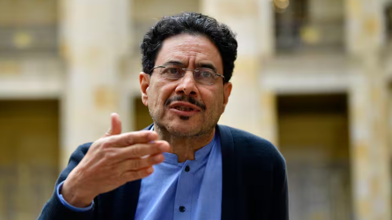 Iván Cepeda advierte que irá solo a primera vuelta si frenan la consulta Iván Cepeda advierte que irá solo a primera vuelta si frenan la consulta