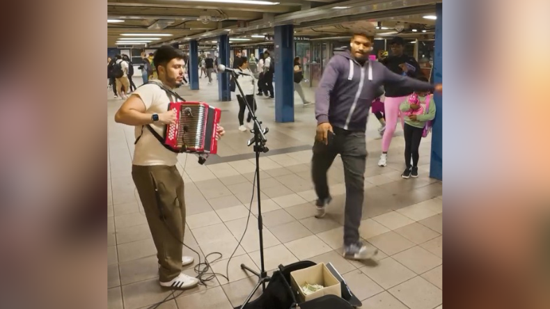 Músico colombiano fue agredido mientras tocaba su acordeón Músico colombiano fue agredido mientras tocaba su acordeón
