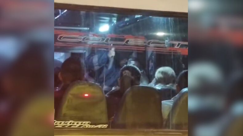 Un hombre atracó a pasajeros de un bus con un cuchillo Un hombre atracó a pasajeros de un bus con un cuchillo