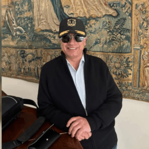En plena crisis de seguridad, Petro publica luciendo sus gafas