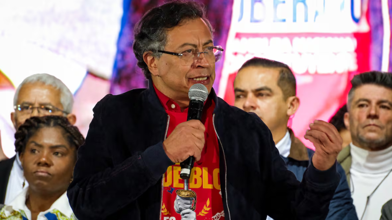 Petro ordenó a sus simpatizantes recoger firmas para cambiar la Constitución Petro ordenó a sus simpatizantes recoger firmas para cambiar la Constitución